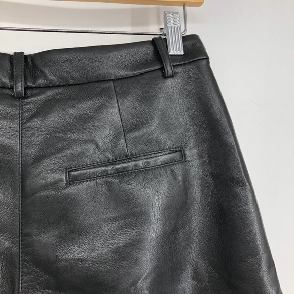 Aritzia Wilfred Black Effortless High-waisted, pleated faux leather shorts 4 - Picture 12 of 16